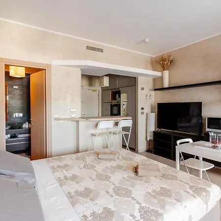 Bright With A View Of The Gulf And A Swimming Pool Apartmán *